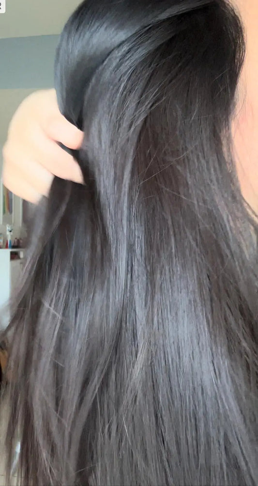 How to Tame Frizzy Hair with Natural Oils - Piur Skins       